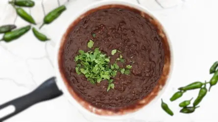 Frijoles_Negros_Con_Pimentón_Ahumado_Receta_Ayurvédica_Saludable_Cocina_Vegetariana_Plato_de_Frijoles_Negros_Dieta_Nutritiva_Deliciosa_Comida_Vegana_Saludable_Fresca_Cocina_Plato_Natural_Ayurveda_Comida_Ayurvédica_Ayurveda